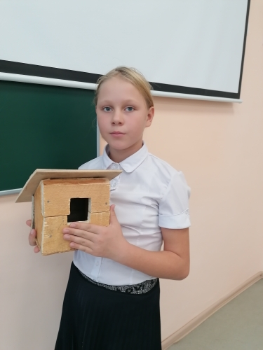 Гусева Евгения 6 б класс Поделка из дерева Кормушка для птиц.