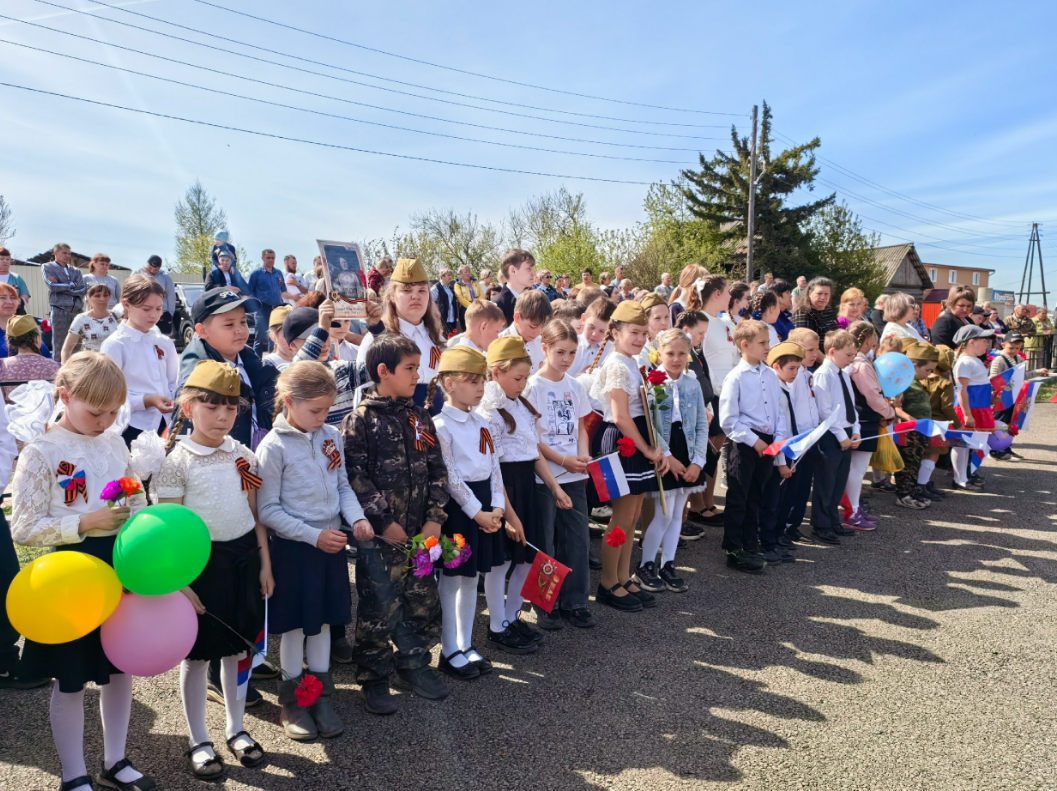 Сегодня наши школьники приняли участие в митинге и праздничном концерте, посвящённом Дню Победы!.